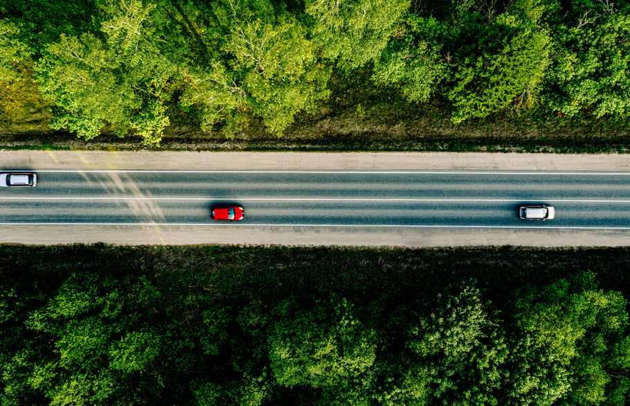 ¿Conducir por el lado izquierdo del camino?